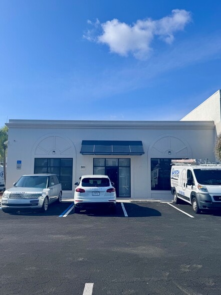 1989 Trade Center Way, Naples, FL for lease - Building Photo - Image 2 of 8