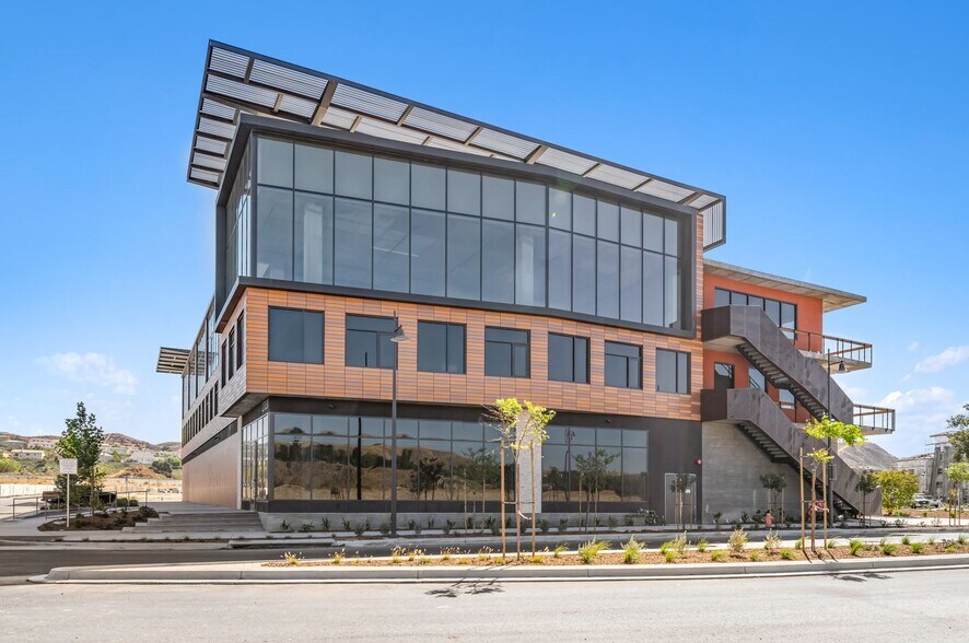 27651 Lincoln Pl, Santa Clarita, CA for lease - Building Photo - Image 2 of 9