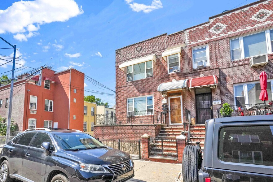 2120 23rd Ave, Astoria, NY à vendre - Photo du bâtiment - Image 2 de 34