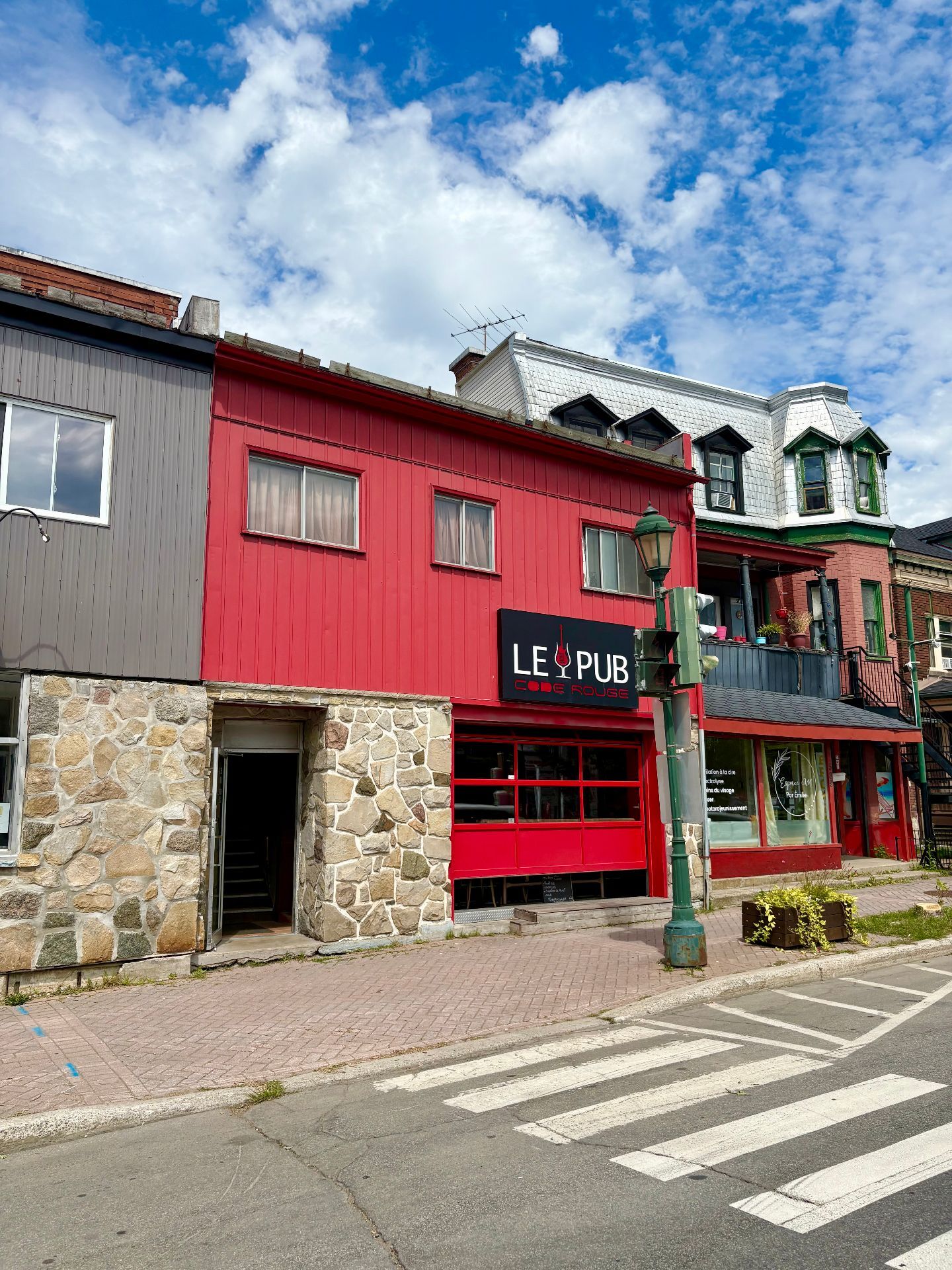 587 Rue Principale, Laval, QC for sale Primary Photo- Image 1 of 1