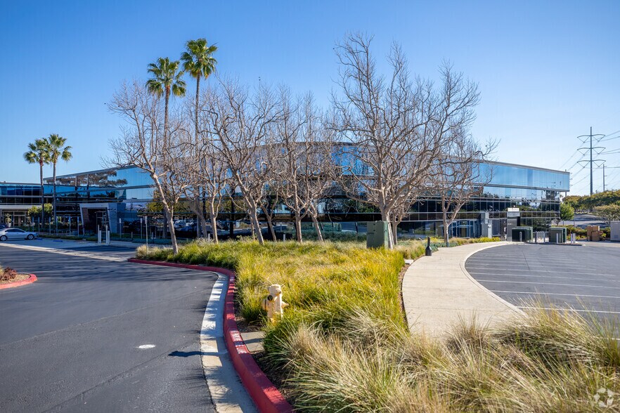 6965 Lusk Blvd, San Diego, CA à louer - Photo du bâtiment - Image 3 de 6