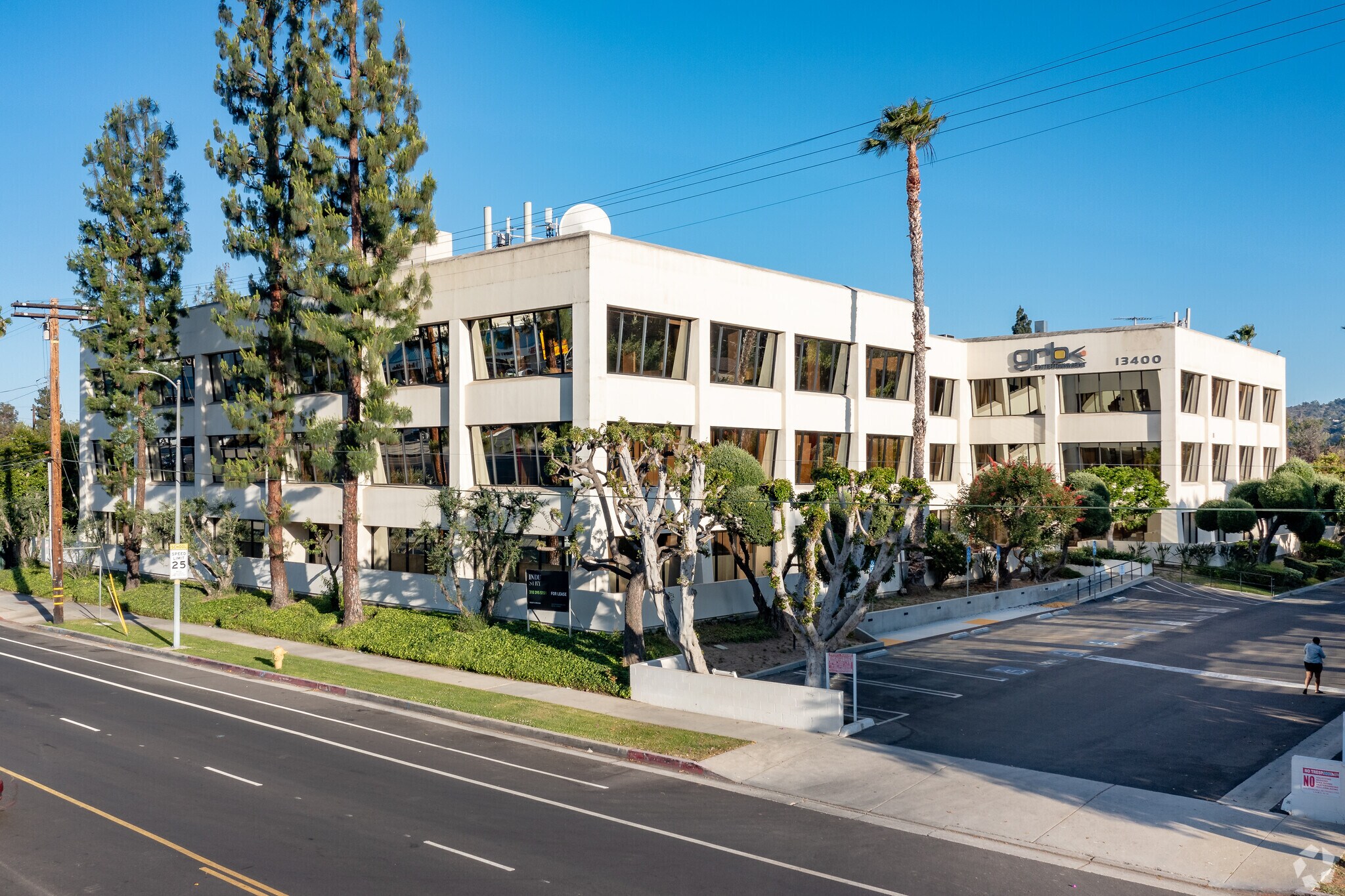 13400 Riverside Dr, Sherman Oaks, CA à louer Photo du bâtiment- Image 1 de 6