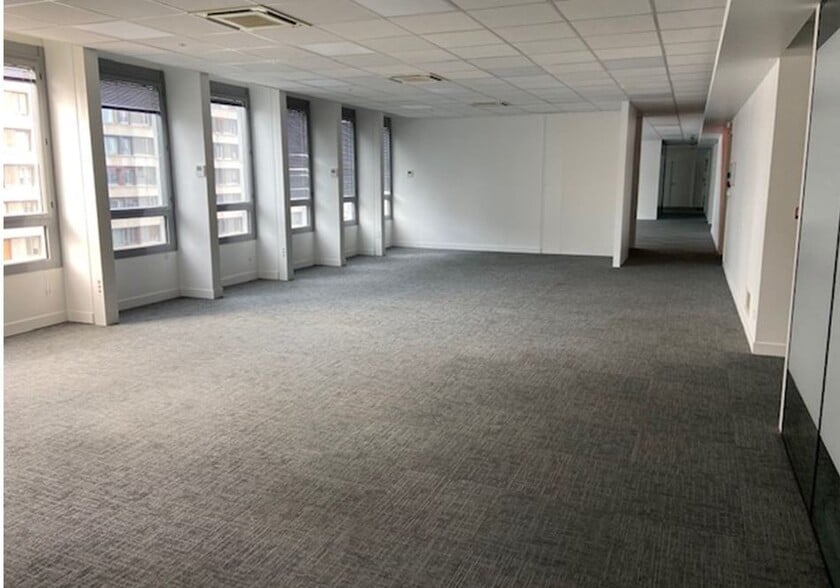 Office in Boulogne-Billancourt for lease - Building Photo - Image 2 of 9