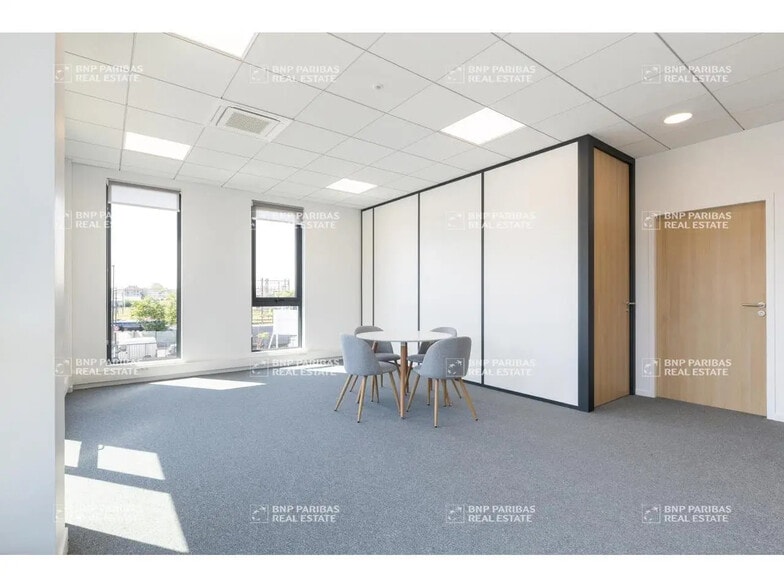 Office in Le Bourget for lease - Interior Photo - Image 3 of 25