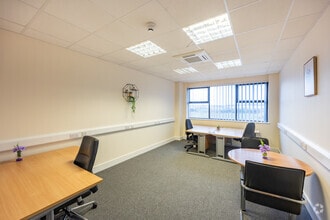 6 Darby Clos, Swindon for lease Interior Photo- Image 2 of 4