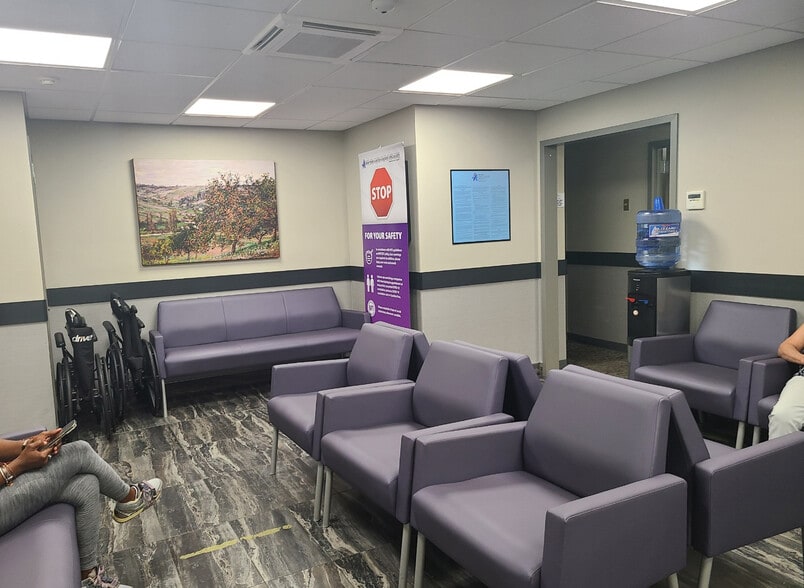 375 E Main St, Bay Shore, NY for lease - Building Photo - Image 3 of 12