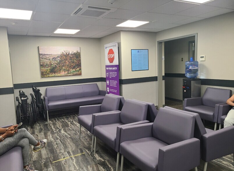 375 E Main St, Bay Shore, NY à vendre - Photo du bâtiment - Image 2 de 3