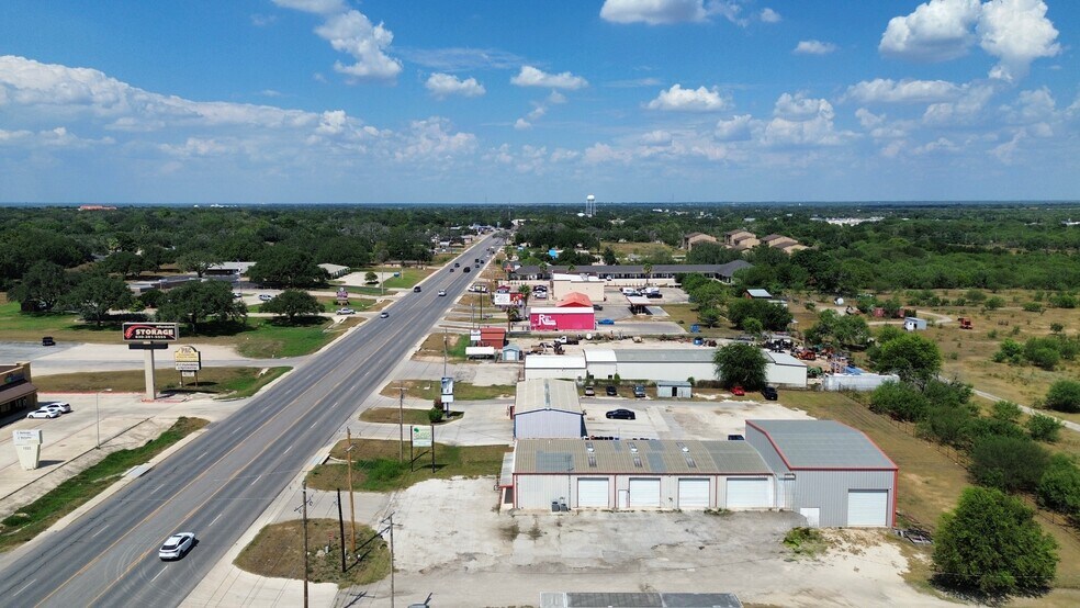 1237 W Oaklawn Rd, Pleasanton, TX à louer - Photo du bâtiment - Image 3 de 24