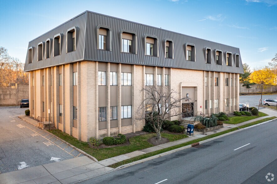 675 Morris Ave, Springfield, NJ à louer - Photo du bâtiment - Image 1 de 5