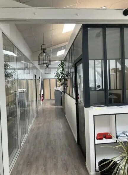 Industrial in Montrouge for lease - Interior Photo - Image 3 of 9