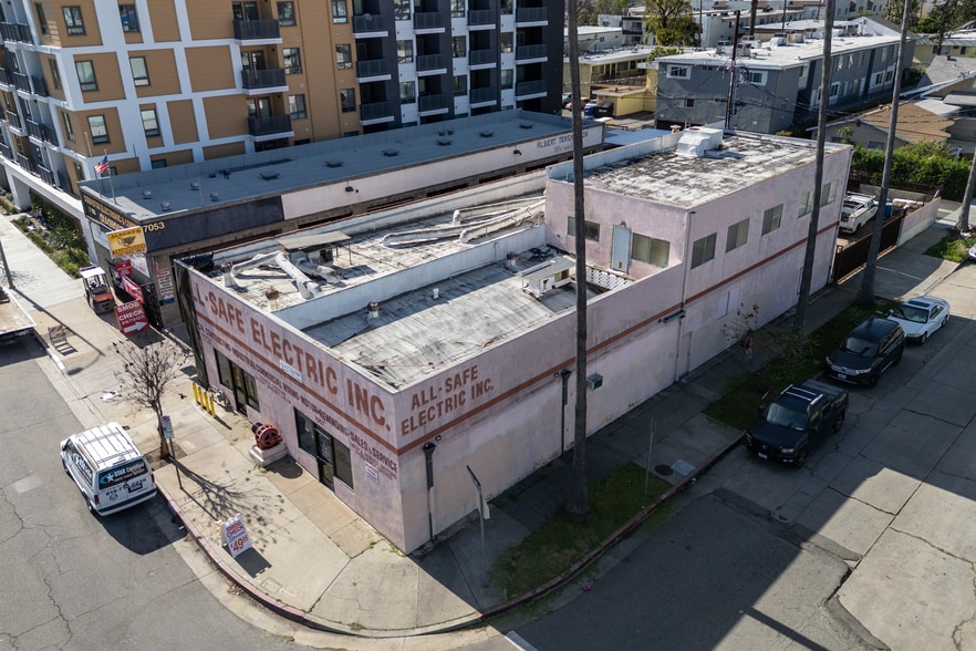 7057 Canoga Ave, Canoga Park, CA à vendre - Photo du bâtiment - Image 3 de 13