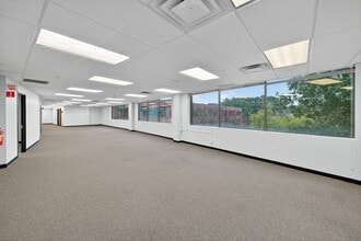 6 Technology Dr, Setauket, NY à louer Photo intérieure- Image 2 de 10