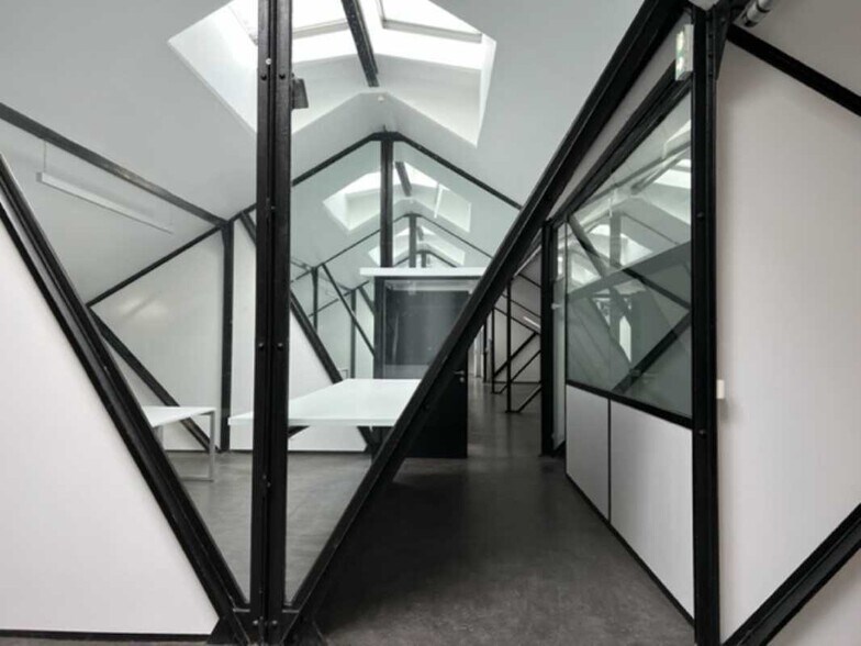 Office in Lyon for lease - Interior Photo - Image 3 of 24