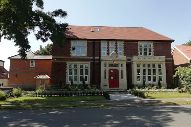 Kingswick Dr, Ascot à louer - Photo du bâtiment - Image 2 de 3