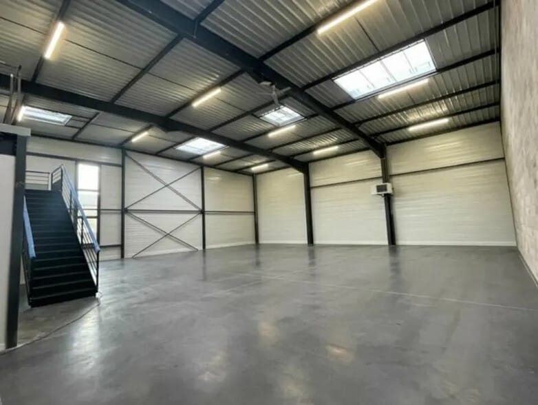 Flex in Saint-Priest for lease - Building Photo - Image 3 of 11