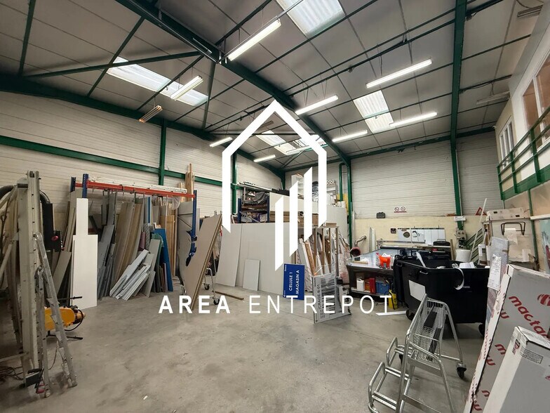 Flex in Gémenos for lease - Interior Photo - Image 1 of 9