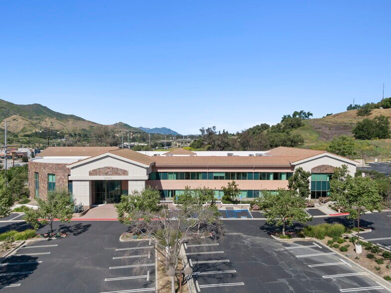 29219 Canwood St, Agoura Hills, CA à louer - Photo du bâtiment - Image 2 de 15