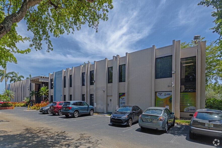440 E Sample Rd, Pompano Beach, FL à louer - Photo du bâtiment - Image 3 de 4