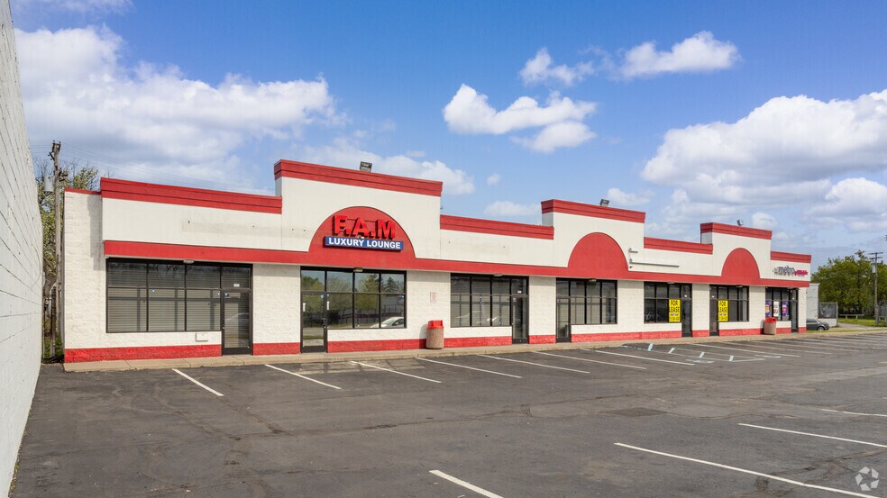 11811-11851 Gratiot Ave, Detroit, MI for lease - Building Photo - Image 2 of 6