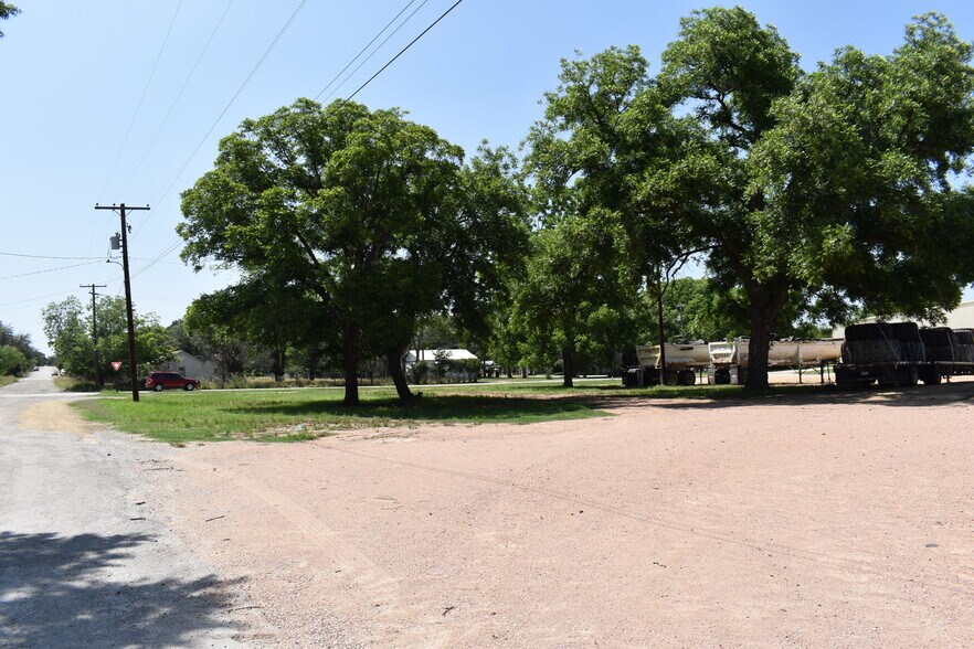 1009 2nd st, Brady, TX à vendre - Photo du bâtiment - Image 3 de 24