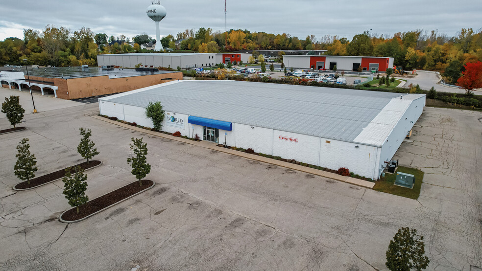 949 4 Mile Rd NW, Grand Rapids, MI for sale - Building Photo - Image 1 of 1