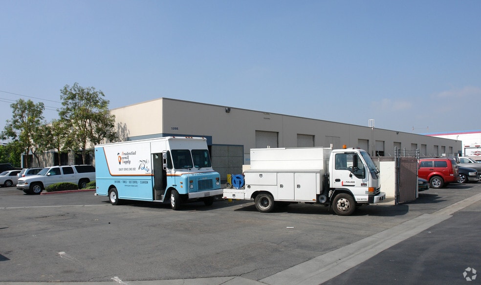 1235 E Francis St, Ontario, CA for lease - Building Photo - Image 3 of 3