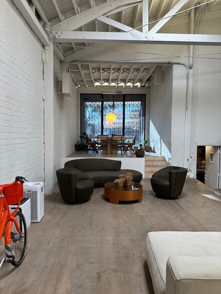 642 Almont Dr, Los Angeles, CA for lease - Building Photo - Image 3 of 11