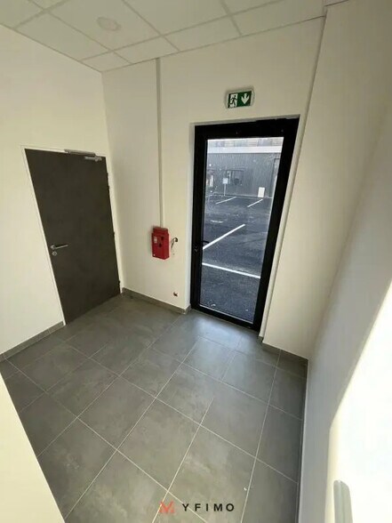 Flex in Les Mureaux for lease - Interior Photo - Image 3 of 5