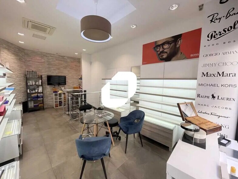 Retail in Paris for lease - Interior Photo - Image 2 of 7