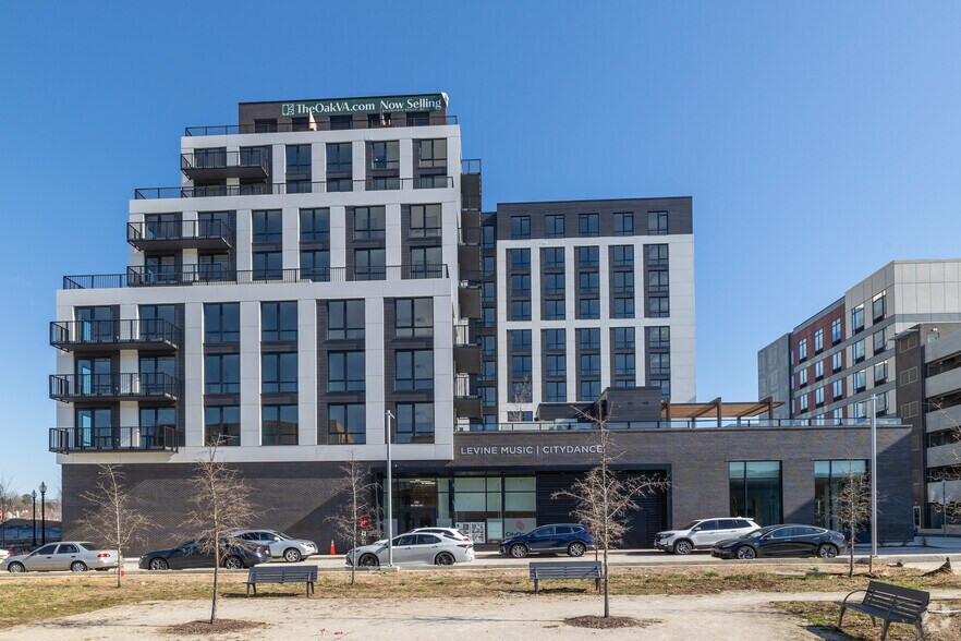 7123 Leesburg Pike, Falls Church, VA à louer - Photo du bâtiment - Image 2 de 5