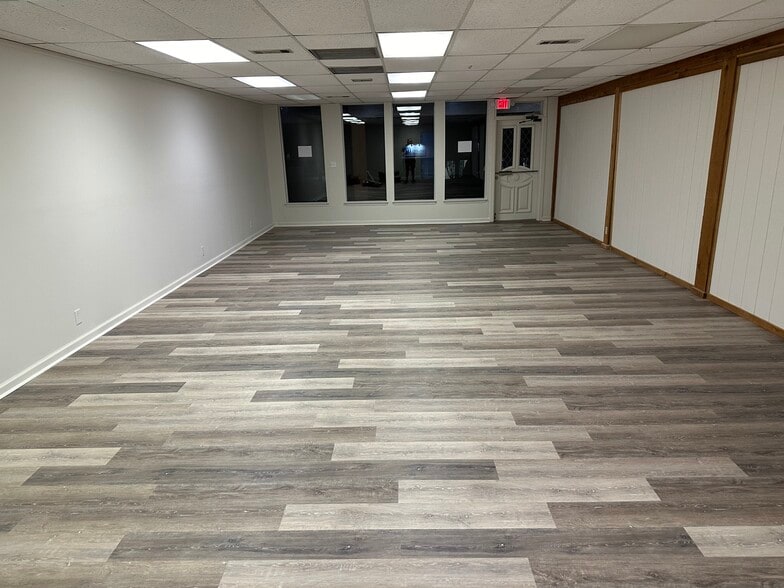 115 Village Pl, Fairfield Bay, AR for lease - Interior Photo - Image 3 of 10