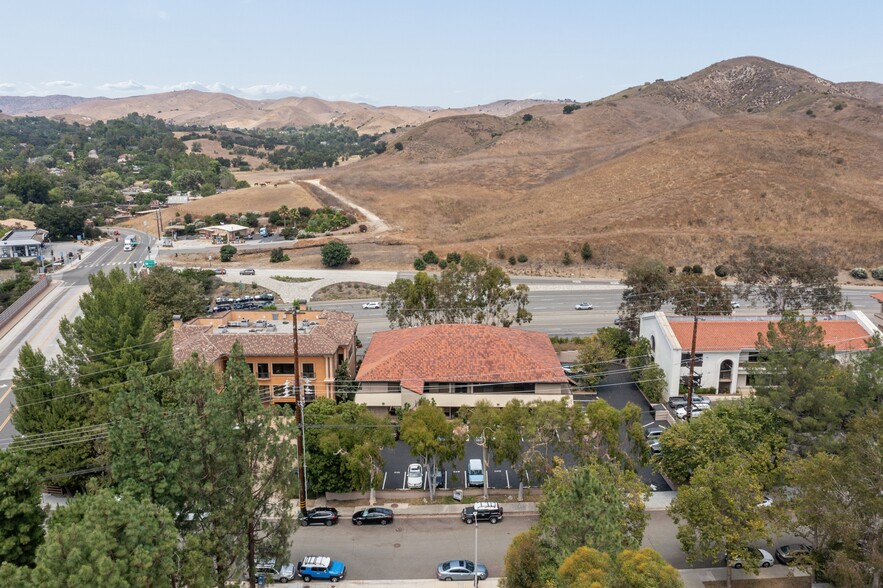 28035 Dorothy Dr, Agoura Hills, CA à vendre - Photo du bâtiment - Image 3 de 14