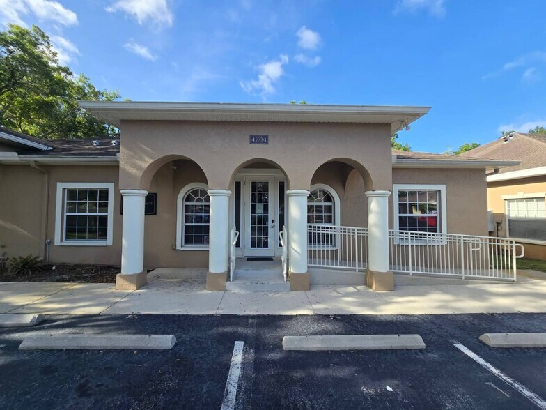 4204 W Linebaugh Ave, Tampa, FL à vendre - Photo du bâtiment - Image 3 de 14