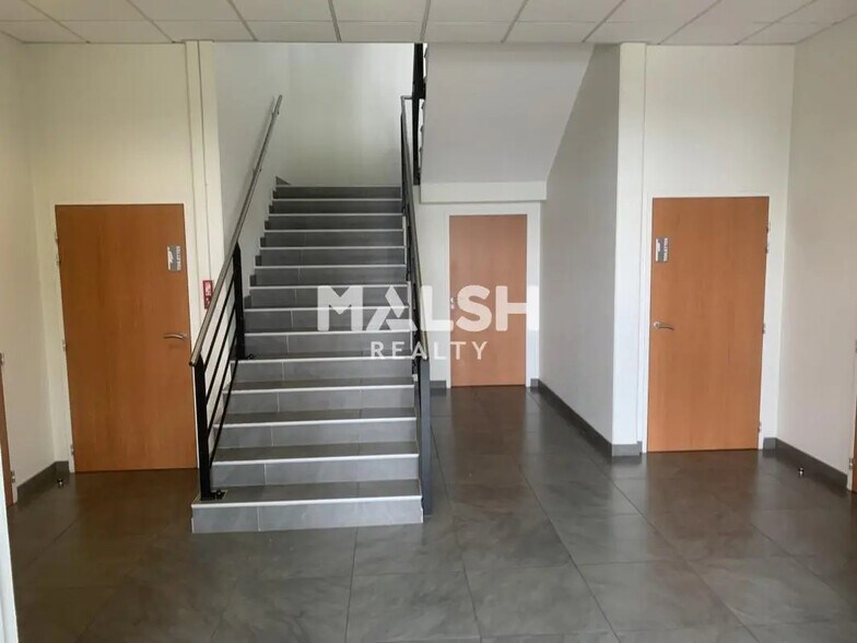 Office in Saint-Priest for lease - Building Photo - Image 3 of 17