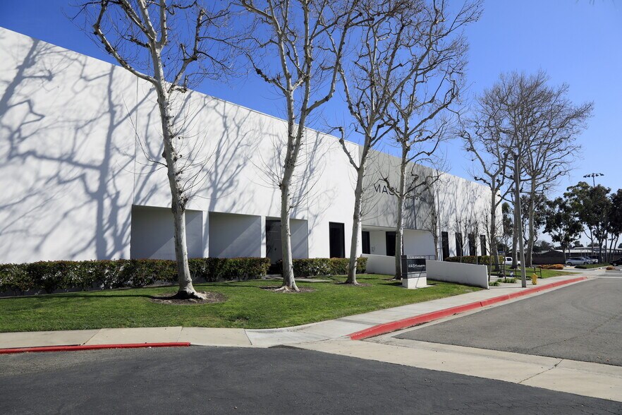 7150 Village Dr, Buena Park, CA à vendre - Photo du bâtiment - Image 3 de 11