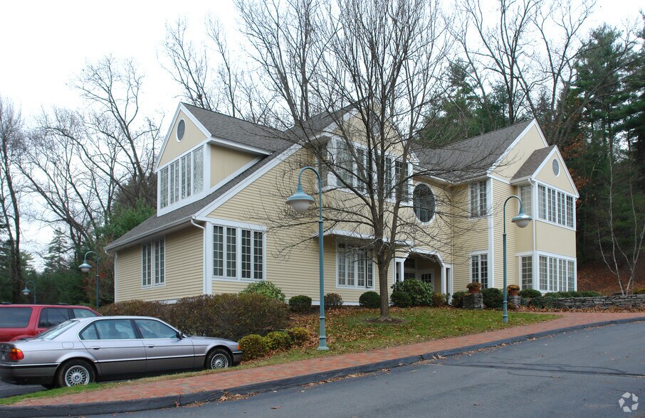 573 Hopmeadow St, Simsbury, CT à louer - Photo du bâtiment - Image 3 de 4