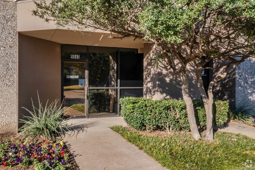 9841-9879 Chartwell Dr, Dallas, TX for lease - Building Photo - Image 3 of 9