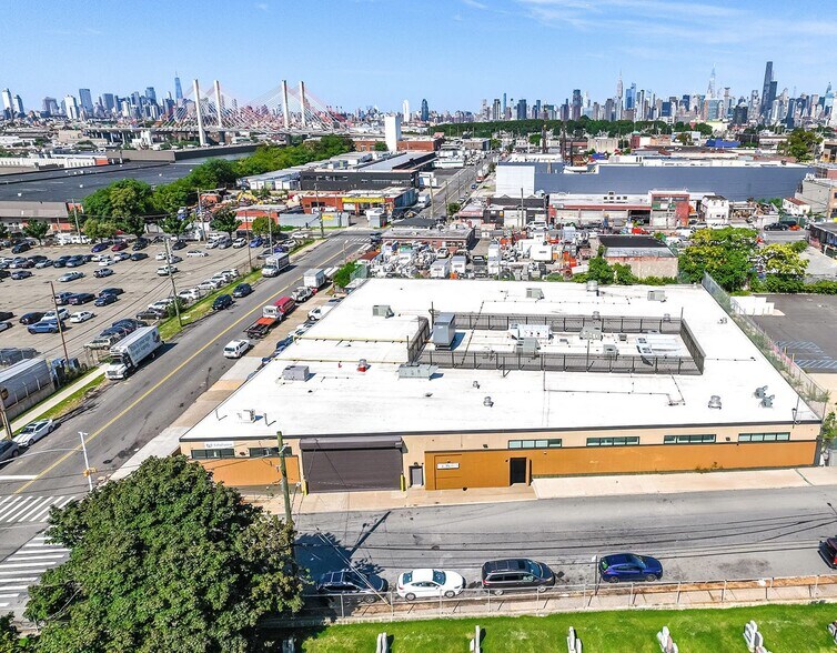 48-23 55th Ave, Maspeth, NY à louer - Photo du bâtiment - Image 2 de 11