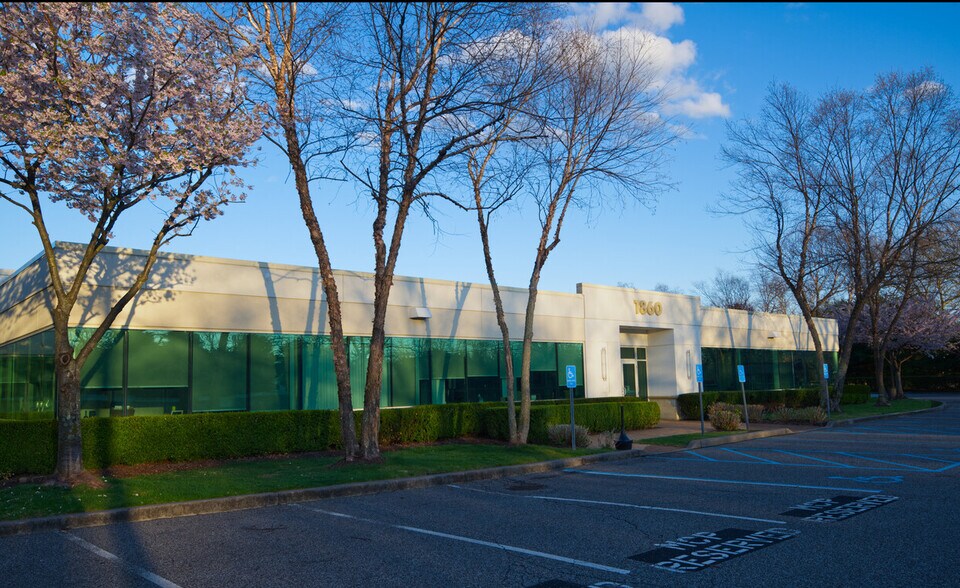 1860 Walt Whitman Rd, Melville, NY à louer - Photo du bâtiment - Image 1 de 9