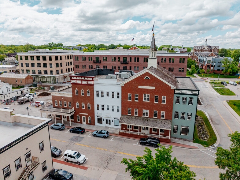 524 Milwaukee St, Delafield, WI for lease - Building Photo - Image 1 of 4