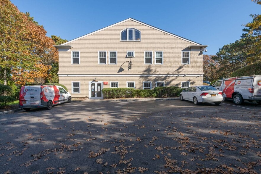 2036 County Road 39, Southampton, NY à vendre - Photo du bâtiment - Image 2 de 19
