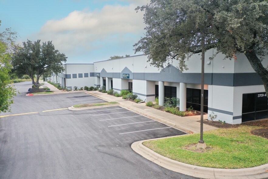 3709 Promontory Point Dr, Austin, TX à louer - Photo du bâtiment - Image 3 de 6