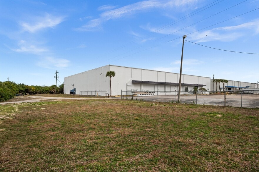 6608 E Adamo Dr, Tampa, FL for lease - Building Photo - Image 3 of 10