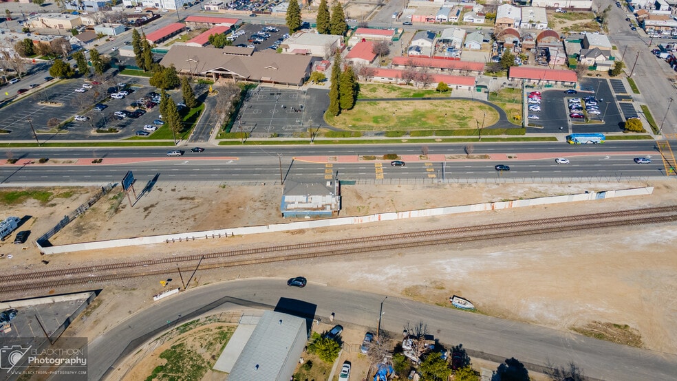 401 E Truxtun Ave, Bakersfield, CA à vendre - Photo du bâtiment - Image 2 de 5