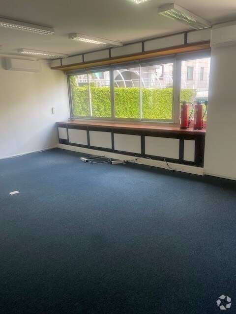 17 Rue Des Grandes Terres, Rueil-Malmaison for lease Interior Photo- Image 1 of 7