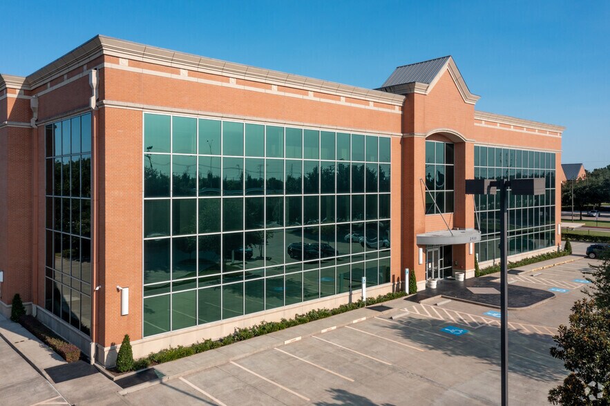 2930 W Sam Houston Pkwy N, Houston, TX à louer - Photo du bâtiment - Image 2 de 6
