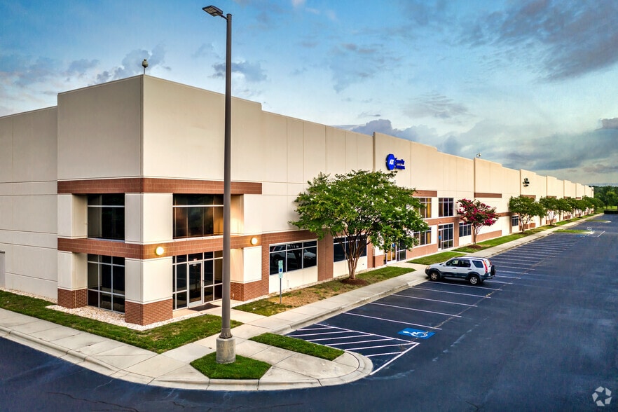 2530 Whitehall Park Dr, Charlotte, NC for lease - Building Photo - Image 2 of 7