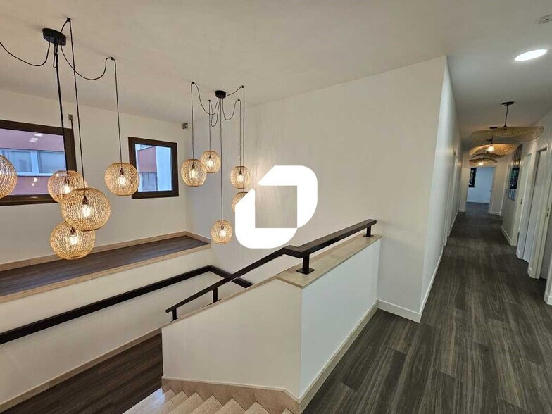 Office in Viroflay for lease - Interior Photo - Image 2 of 15