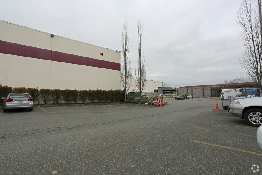 13137 82A Ave, Surrey, BC à louer - Photo du bâtiment - Image 2 de 4