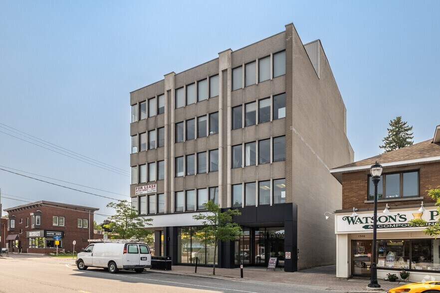 1306 Wellington St W, Ottawa, ON à louer - Photo du bâtiment - Image 2 de 3
